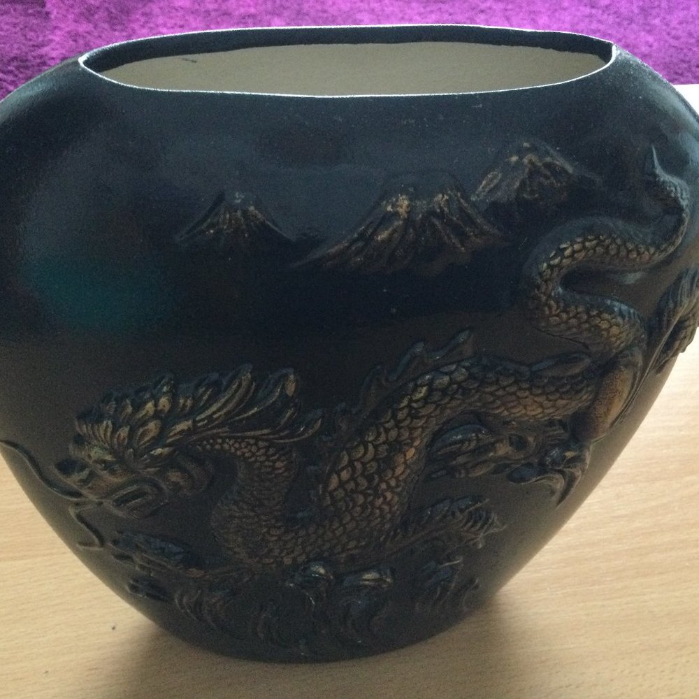 Ceramic vase with dragon